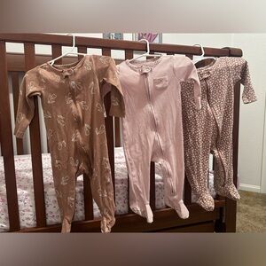 Lot of (3) footed sleep n’ play onesies size 9 months
